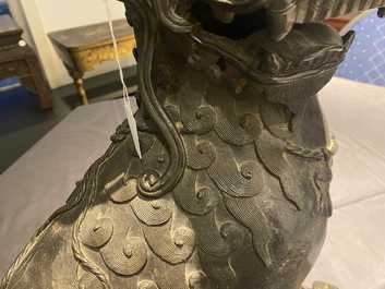 Une paire de grands mod&egrave;les de lions bouddhistes en bronze, Chine, Ming